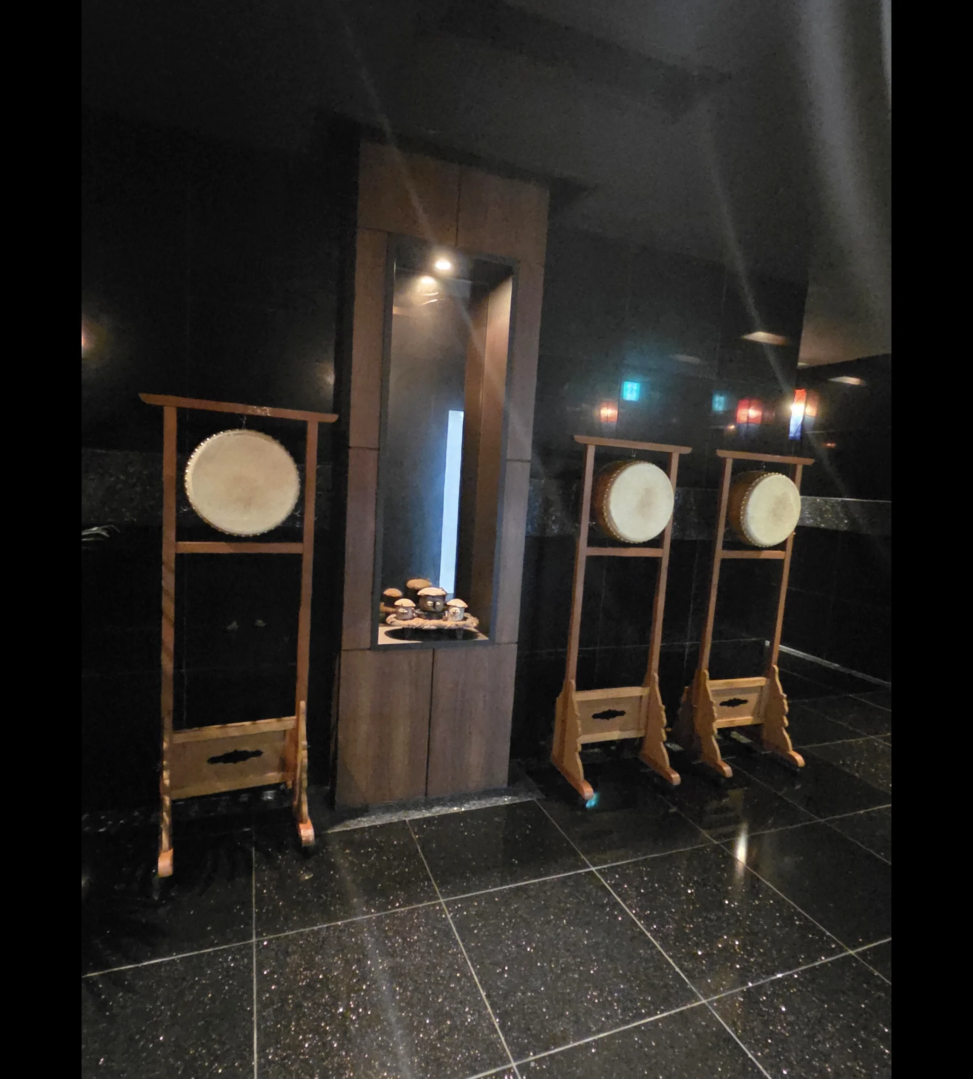 전통 장식과 아늑한 실내